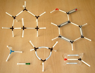 Übersicht möglicher Strukturen aus dem Molekülbaukasten